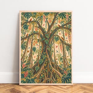 Pode incluir: Uma impressão de arte de parede retangular numa moldura de madeira clara com uma ilustração detalhada de uma grande árvore tropical com raízes expostas, trepadeiras, folhas verdes largas, frutos cor-de-rosa, pássaros e um macaco.