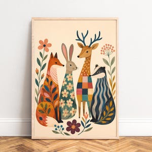 Peut inclure: Une affiche encadrée représentant quatre animaux de la forêt stylisés : un renard, un lapin, un cerf et un blaireau. Les animaux sont ornés de motifs colorés et de motifs floraux sur fond crème. L'œuvre est encadrée en bois clair.