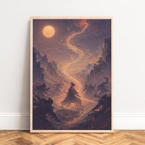 Könnte beinhalten: Gerahmter Kunstdruck mit einem Samurai-Krieger in einer dramatischen Landschaft. Das Kunstwerk zeigt einen Vollmond, Berge und einen wirbelnden, feurigen Himmel. Die Farbpalette umfasst Orange-, Lila- und Brauntöne und erzeugt eine mystische Atmosphäre.
