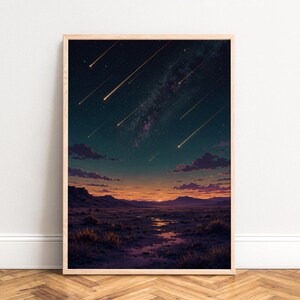 Peut inclure: Une impression d'art mural verticale encadrée représentant un paysage désertique au crépuscule, avec un ciel nocturne bleu foncé rempli de traînées de météores et un horizon lointain aux teintes orange et violettes au-dessus du sol.