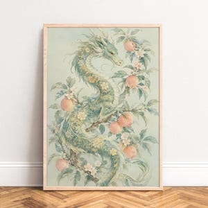 Peut inclure: Une impression d'art mural rectangulaire verticale dans un cadre en bois clair représentant une illustration à l'aquarelle d'un long dragon serpentin dans des tons sarcelle et vert, entrelacé de branches portant des fleurs rose pâle et des fruits ronds.