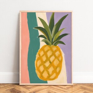 Può includere: Stampa artistica incorniciata raffigurante un ananas giallo con foglie verdi su uno sfondo di strisce verticali rosa, verde acqua e lavanda. L'opera d'arte ha uno stile pittorico ed è in una cornice di legno.