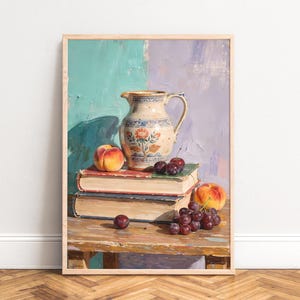 Poster Natura morta Brocca in ceramica, stile rustico, pesche, uva, turchese pastello e lavanda Pila di libri retrò Stampa artistica da parete