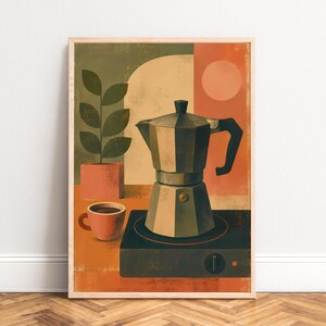 Può includere: Una stampa artistica incorniciata che raffigura una moka metallica posizionata su un fornello nero. Accanto alla caffettiera si trovano una piccola tazza arancione e una pianta in vaso con foglie verde scuro. Lo sfondo è composto da forme geometriche nei toni dell'arancione, del verde oliva e del crema, con un elemento circolare simile a un sole.