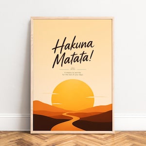 Può includere: Stampa artistica incorniciata con le parole "Hakuna Matata!" in una scrittura elegante. L'opera presenta una calda tavolozza di colori arancione e marrone, che raffigura un tramonto su dolci colline e un sentiero tortuoso.