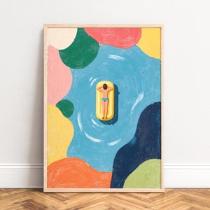 Könnte beinhalten: Ein gerahmter Kunstdruck zeigt eine Person, die sich auf einer gelben aufblasbaren Luftmatratze in einem blauen Pool entspannt. Das Kunstwerk zeigt farbenfrohe abstrakte Formen in Grün, Rosa, Orange und Gelb. Das Gemälde hat ein strukturiertes Aussehen.