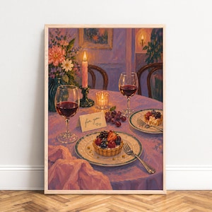 Könnte beinhalten: Ein Ölgemäldedruck in einem hellen Holzrahmen zeigt einen für zwei Personen gedeckten Tisch mit Rotwein, Beeren-Törtchen, einer Blumenvase und einer brennenden Kerze. Eine kleine weiße Karte auf dem Tisch trägt den handschriftlichen Text for you mit zwei Herzen.