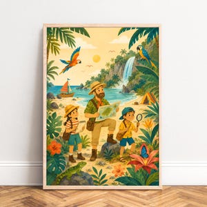 Könnte beinhalten: Eine gerahmte Illustration eines Erwachsenen und zweier Kinder, die einen tropischen Strand erkunden. Der Erwachsene hält eine Karte, ein Kind ein Notizbuch und das andere eine Lupe. Die Szene zeigt einen Wasserfall, Papageien, ein Segelboot und ein Zelt.