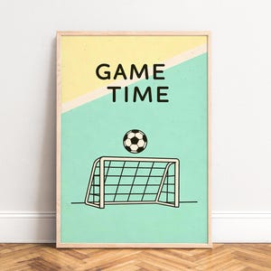 Poster - minimalistisches Retro Fußballtor Illustration,  Pastell Mint und Gelb Farbton,  spielerische Game Time Wanddeko für Kinder
