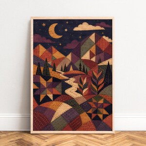 Puede incluir: Una impresión artística vertical enmarcada con un diseño de paisaje de colcha de retazos. La escena muestra montañas, colinas y un camino sinuoso bajo un cielo nocturno oscuro con una luna creciente, estrellas y nubes en tonos tierra.