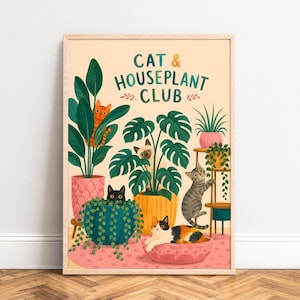 Könnte beinhalten: Ein rechteckiger Wandkunstdruck mit dem Text CAT & HOUSEPLANT CLUB in dunkelgrünen Buchstaben. Die Illustration zeigt fünf Katzen in verschiedenen Farben, die mit mehreren grünen Topfpflanzen interagieren, darunter eine Monstera und eine Erbsenpflanze.
