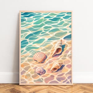 Könnte beinhalten: Ein gerahmter Kunstdruck mit einer abstrakten Aquarelldarstellung einer Strandszene. Das Kunstwerk zeigt Muscheln, die auf einem sandigen Meeresgrund unter klarem, türkisfarbenem Wasser ruhen. Die Muscheln sind in den Farbtönen Rosa, Beige und Weiß gehalten.