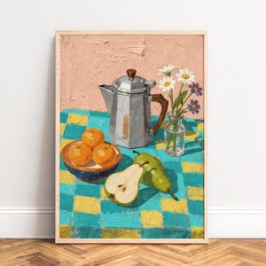 Póster con lámina artística de naturaleza muerta, textura de óleo pintoresca, mantel turquesa-amarillo, cafetera, peras, naranjas, margaritas en un jarrón de cristal.