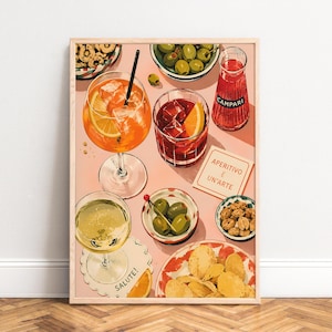 Op de afbeelding: Een ingelijste print met een kleurrijke illustratie van cocktails en snacks. De afbeelding toont een oranje cocktail met ijs, een rode cocktail en een Campari-fles. Kleine schaaltjes met olijven, noten en chips zijn ook afgebeeld.