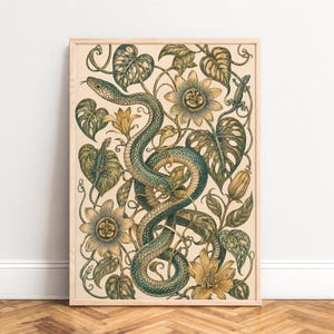 Puede incluir: Una lámina de arte mural rectangular en un marco de madera clara con una ilustración botánica detallada. Una gran serpiente verde enroscada está rodeada de intrincadas hojas de monstera verde oscuro, flores de la pasión amarillas y pequeños lagartos.