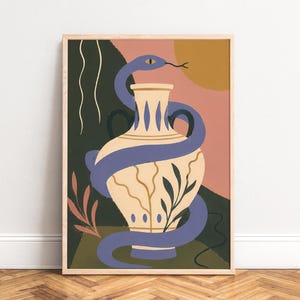 Op de afbeelding: Een ingelijste kunstdruk met een beige vaas met een blauwe slang eromheen. De vaas heeft gouden accenten en staat tegen een achtergrond van roze, groene en gele vormen. Het kunstwerk wordt op een houten vloer getoond.