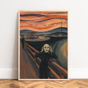 Poster surrealer Kirmesabend,  maskierte Figur am Pier,  düstere Sonnenuntergangstöne,  Lichterketten,  stimmungsvolle Kunstdrucke Wanddekor