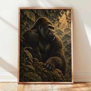 Könnte beinhalten: Ein gerahmter Kunstdruck mit einer detaillierten Illustration eines Gorillas, der in einer dichten, dunklen Dschungelumgebung sitzt. Der Gorilla ist mit dunklem Fell dargestellt, blickt nach rechts und ist von üppigem Blattwerk und Bäumen umgeben.