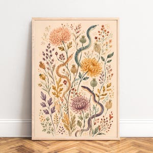 Może przedstawiać: Oprawiony pionowy wydruk artystyczny przedstawiający ilustrację botaniczną z trzema wężami splecionymi wśród różnych kwiatów, w tym dużych chryzantem, strąków nasiennych i liściastych łodyg w odcieniach brzoskwini, żółci, fioletu i zieleni.