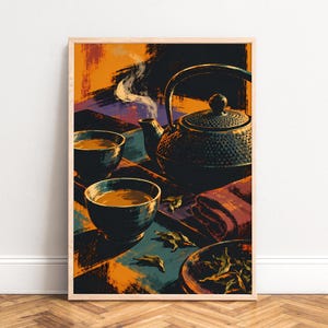 Peut inclure: Une impression d'art encadrée représentant une théière en fonte texturée avec de la vapeur, deux petits bols remplis de thé et des feuilles de thé en vrac. L'illustration utilise une palette de couleurs vives orange, bleu foncé et rouge sombre.