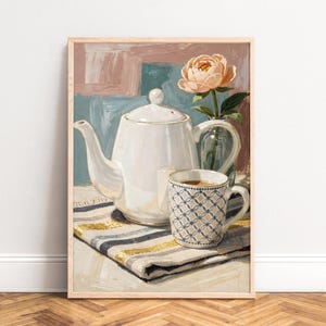 Poster di una natura morta con teiera, colori pastello turchese e rosa, una tazza di ceramica e una peonia, accenti dorati, arte murale, atmosfera da cucina di campagna