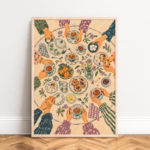 Può includere: Un'illustrazione incorniciata di un tavolo rotondo visto dall'alto, con diverse mani che prendono tè, pasticcini, arance e zollette di zucchero. La scena include una teiera, tazze da tè, un vaso di fiori e tessuti a motivi.