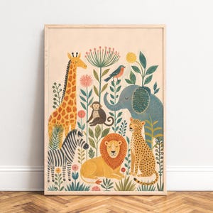 Peut inclure: Une impression d'art mural rectangulaire verticale dans un cadre en bois clair représentant une illustration colorée d'une girafe, d'un zèbre, d'un singe, d'un lion, d'un léopard et d'un éléphant entourés de plantes vertes, fleurs et un oiseau.