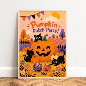 Könnte beinhalten: Ein gerahmter Kunstdruck mit dem Titel Pumpkin Patch Party! zeigt einen großen Kürbis mit Gesicht, drei schwarze Katzen und zwei Süßigkeiteneimer auf einem Feld. Die Illustration enthält orangefarbene Kürbisse sowie violette und gelbe Blumen.