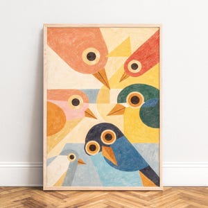 Può includere: Una stampa artistica incorniciata con un'illustrazione geometrica colorata di diversi uccelli. Gli uccelli sono raffigurati in tonalità di arancione, rosso, blu, verde e giallo, con uno sfondo beige chiaro. L'opera d'arte ha uno stile moderno e astratto.