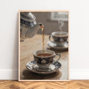 Teposter, vintage porslinskopp, blå och guldfärgad blommig, mysig frukoststämning, ångande tekannatryck, elegant kökskonst
