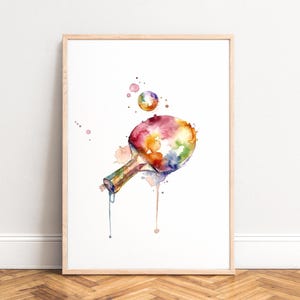 Könnte beinhalten: Gerahmtes Aquarellgemälde eines Tischtennisschlägers und -balls. Der Schläger und der Ball sind in einer Mischung aus leuchtenden Farben, darunter Rot, Gelb, Blau und Grün, dargestellt. Das Kunstwerk hat einen modernen, abstrakten Stil.