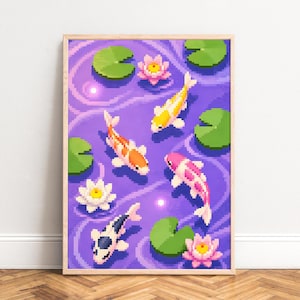 Könnte beinhalten: Ein gerahmter Pixel-Art-Druck mit Koi-Karpfen, die in einem lila Teich mit Seerosen und Lotusblumen schwimmen. Die Koi sind orange, gelb, rosa und schwarz mit weißen Akzenten. Das Kunstwerk hat eine digitale, Retro-Ästhetik.
