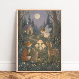 Op de afbeelding: Een ingelijste muurkunstprint met een bosscène bij nacht met een volle maan, een klein huisje, een gevleugelde fee, een vos met een blauwe sjaal, een konijn met een lantaarn en een reekalf, allemaal verzameld rond gloeiende paddenstoelen.