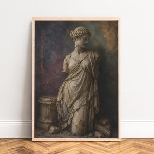Könnte beinhalten: Gerahmter Kunstdruck einer klassischen Statue. Die Skulptur ist hellbeige, mit einer detaillierten Darstellung einer drapierten Figur. Der Hintergrund hat ein dunkles, strukturiertes Aussehen mit Schattierungen von Lila, Blau und Gold.
