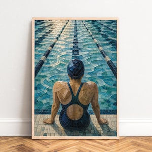 Op de afbeelding: Een ingelijste mozaïek kunstdruk met een zwemmer van achteren gezien, gekleed in een donkerblauw badpak en badmuts, zittend aan de rand van een zwembad. Het water toont tinten blauw en turquoise met donkere banen die in de verte verdwijnen.