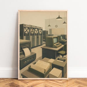 Op de afbeelding: Een ingelijste wandkunstprint met een vintage computerruimte met grote haspel-naar-haspel tapestations, een computerterminal, een matrixprinter met kettingformulieren en stapels ponskaarten op bureaus in een gedempt olijfgroen palet.