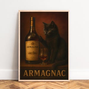 Op de afbeelding: Een ingelijste kunstdruk met een zwarte kat die naast een fles Armagnac en een klein glas met amberkleurige vloeistof zit. Het etiket op de fles vermeldt Armagnac VSOP. Het woord ARMAGNAC staat onderaan in grote gouden hoofdletters gedrukt.