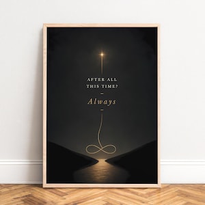 Può includere: Stampa artistica incorniciata con sfondo scuro e le parole "AFTER ALL THIS TIME?" e "Always" in lettere dorate. Una luce brillante brilla sopra un paesaggio con uno specchio d'acqua. L'opera è in una cornice di legno.