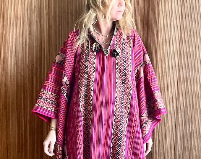 VTG Peruvian Hand Loomed Poncho – Pink Boho Tribal Festival Cape, Andean Wool Ruana