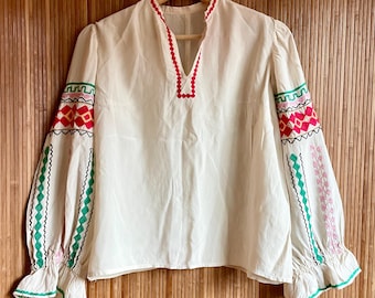 Blusa de seda vintage de Europa del Este bordada a mano — Top campesino