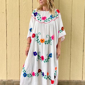 Vintage Hand Embroidered Mexican Cotton Gauze Kaftan: Bohemian Beach Cover-Up