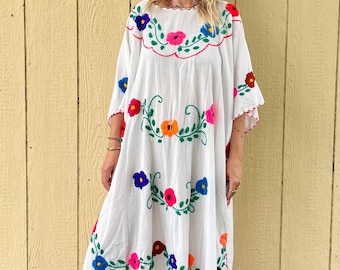 Vintage Hand Embroidered Mexican Cotton Gauze Kaftan: Bohemian Beach Cover-Up