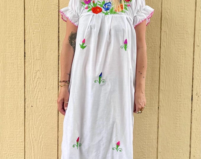 Vintage Embroidered Mexican Midi Dress, BOHO Hippie Mid , Mexican Oaxacan Dress , Rare Mexican Dress , Hand Stitched Dress