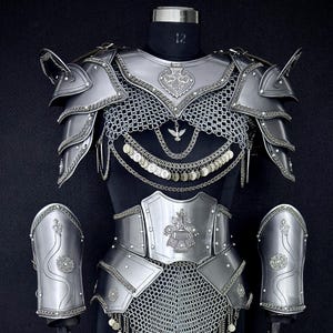 Middeleeuwse Fantasy Knight-harnasset voor dames: LARP-renaissancefestivalkostuum.