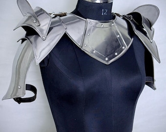 Średniowieczny stalowy gorget z naramiennikami – zbroja rycerska na LARP i cosplay