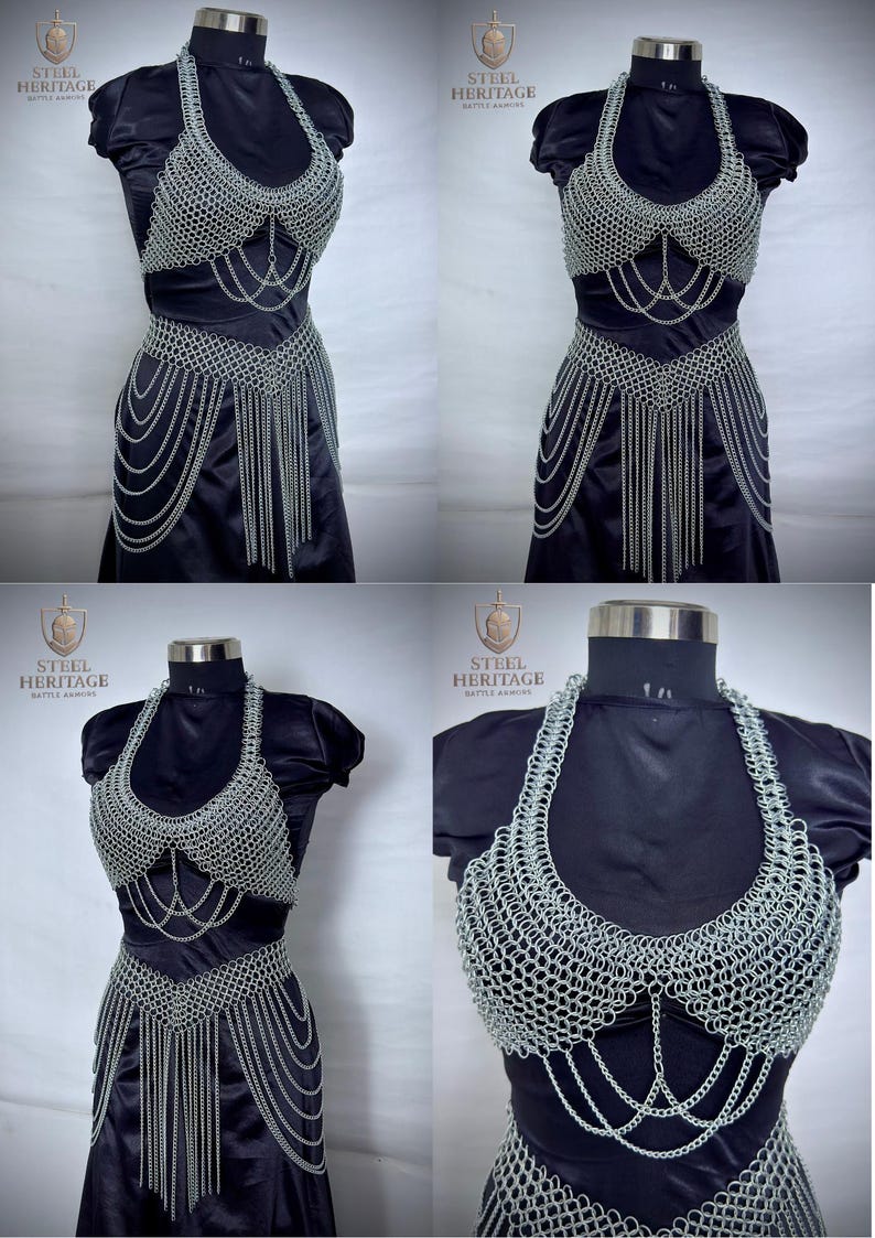 K&ouml;nnte beinhalten: Ein silbernes Kettenhemd- und G&uuml;rtel-Set, das auf einer schwarzen Schaufensterpuppe pr&auml;sentiert wird. Das Oberteil hat ein Neckholder-Design und aufwendige Kettendetails. Der G&uuml;rtel hat einen kaskadierenden Kettenfransen. Das Steel Heritage-Logo ist sichtbar.