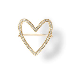 Könnte beinhalten: Ein goldfarbener Ring in Herzform, besetzt mit kleinen, funkelnden Edelsteinen an den Rändern. Der Ring hat ein zartes, offenes Design, perfekt als romantisches oder alltägliches Accessoire.