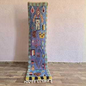 Blauer marokkanischer Läufer – Farbenfroher, handgeknüpfter Berberwollteppich mit türkisfarbenem, gelbem, orangefarbenem und rotem Stammesmuster, 64 x 285 cm