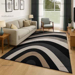 Könnte beinhalten: Ein moderner Teppich mit einem Wellenmuster in Schwarz-, Grau- und Beigetönen. Der Teppich liegt auf einem Holzboden in einem Wohnzimmer, mit einem Sofa, einem Stuhl und einem Fenster im Hintergrund. Das Design des Teppichs verleiht dem Raum eine moderne Note.