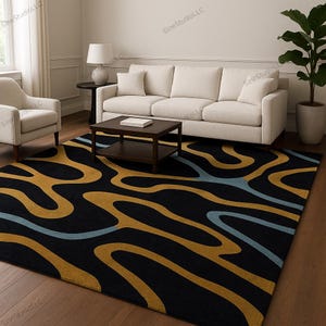 Könnte beinhalten: Schwarzer Teppich mit einem abstrakten Muster in Gold- und Blautönen. Der Teppich befindet sich in einem Wohnzimmer mit einem cremefarbenen Sofa, einem Sessel und einem dunklen Holztisch. Das Design des Teppichs schafft eine moderne Ästhetik.